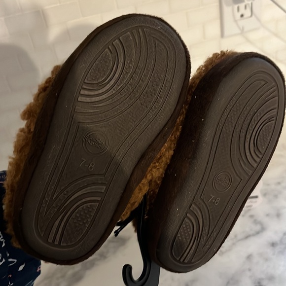 KIDS SLIPPERS NWT - Picture 2 of 3